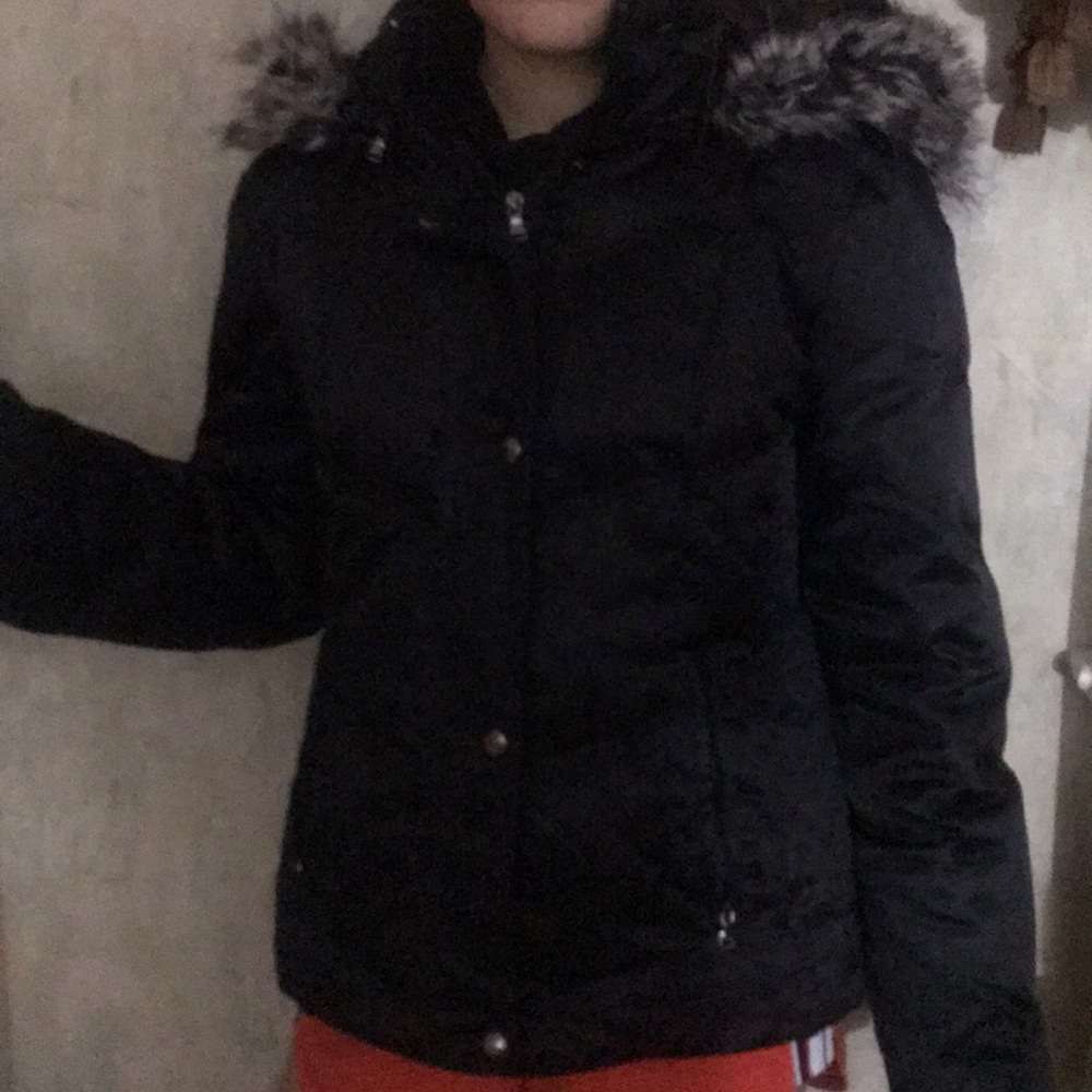 Black GUESS short down puffer w fake fur hood - Picture 6 of 14